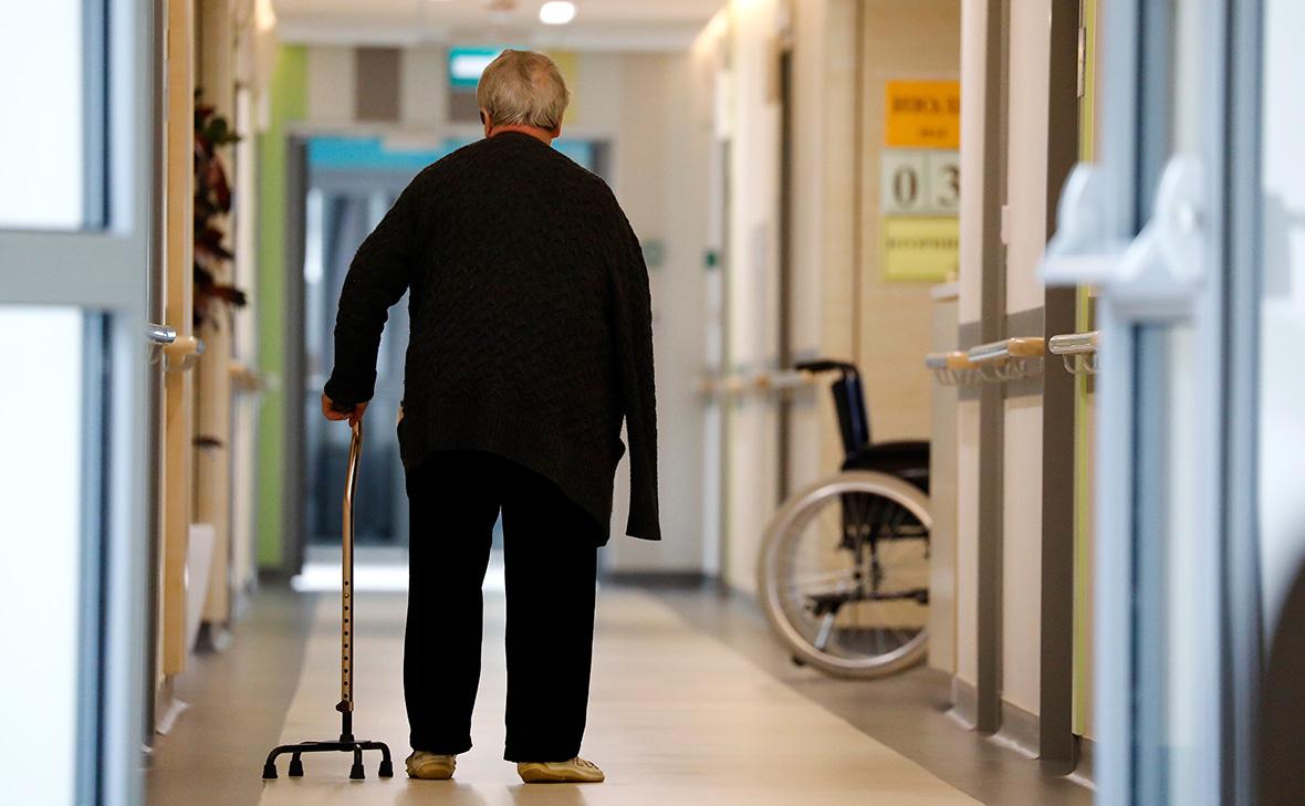 Эксперты Минэкономики предложили страховать уход за пожилыми