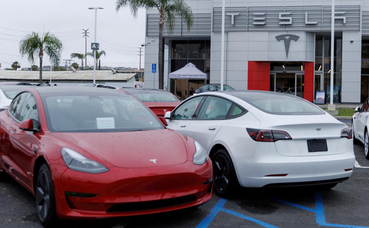 Reuters узнал об отказе Tesla от «мечты Маска»